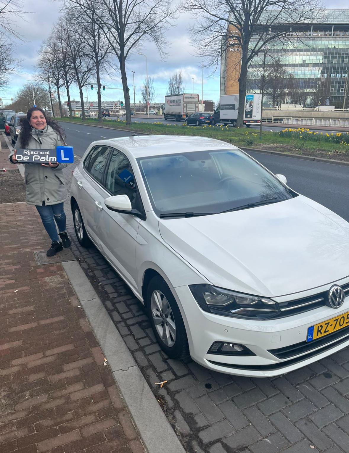 Leerling met rijschoolbord