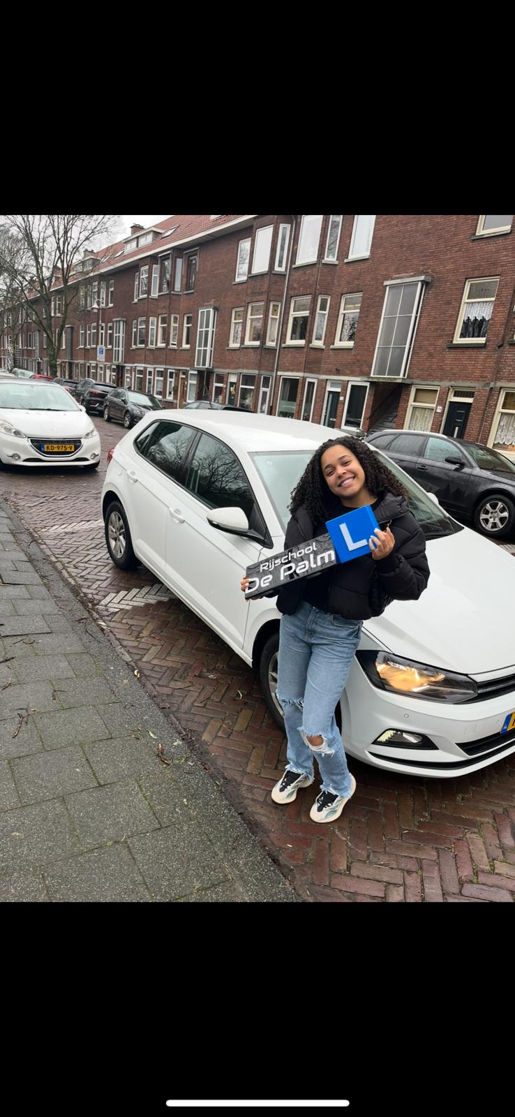 Leerling naast rijschoolauto
