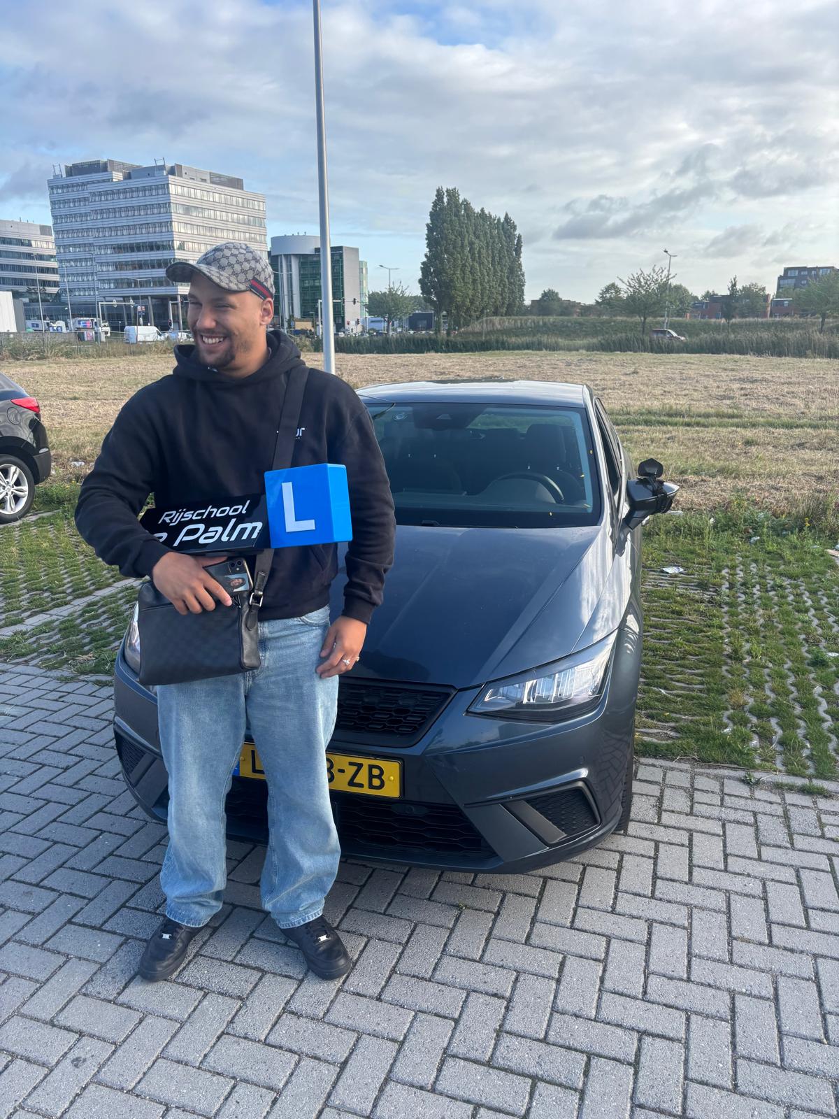 Leerling met De Palm rijschoolbord