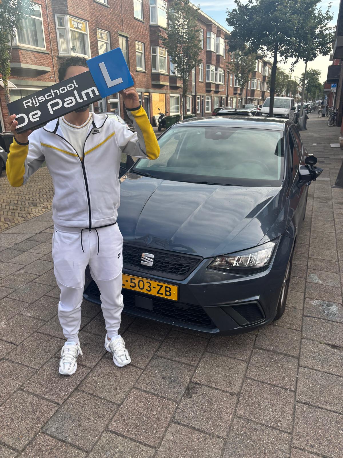 Leerling met De Palm rijschoolbord