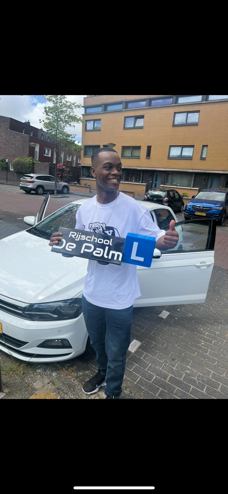 Leerling met rijschoolauto