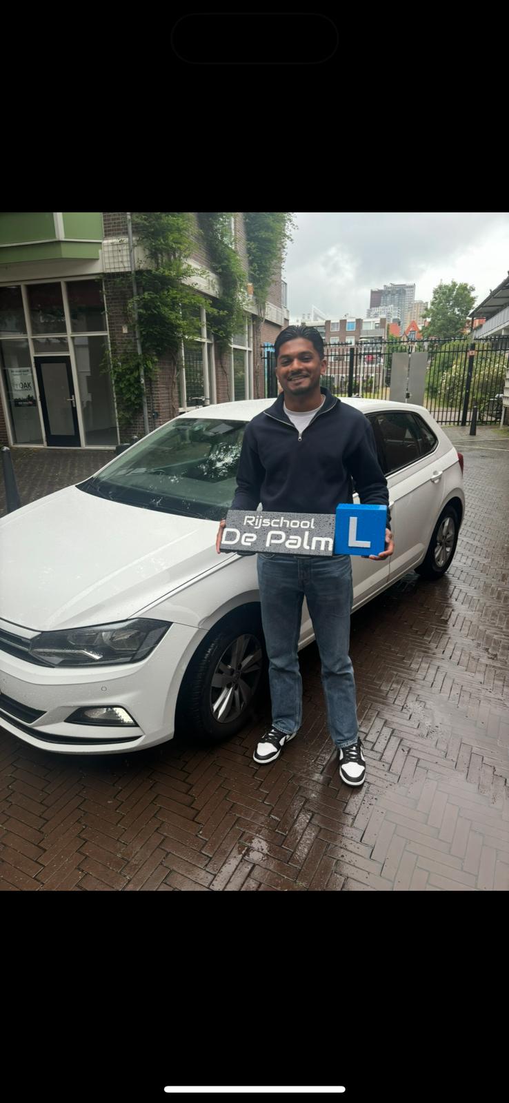 Geslaagde leerling met De Palm bord