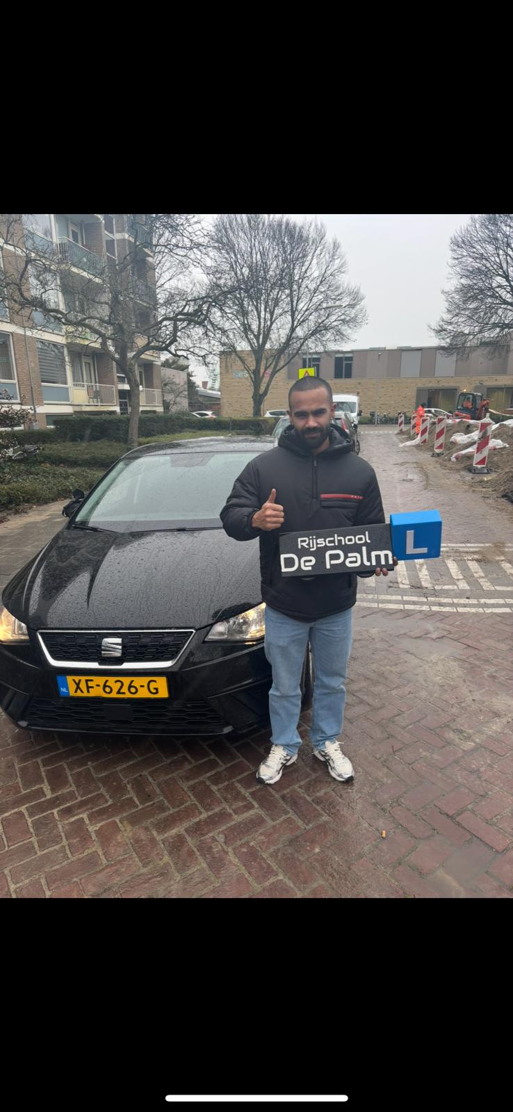 Leerling met rijbewijsbord
