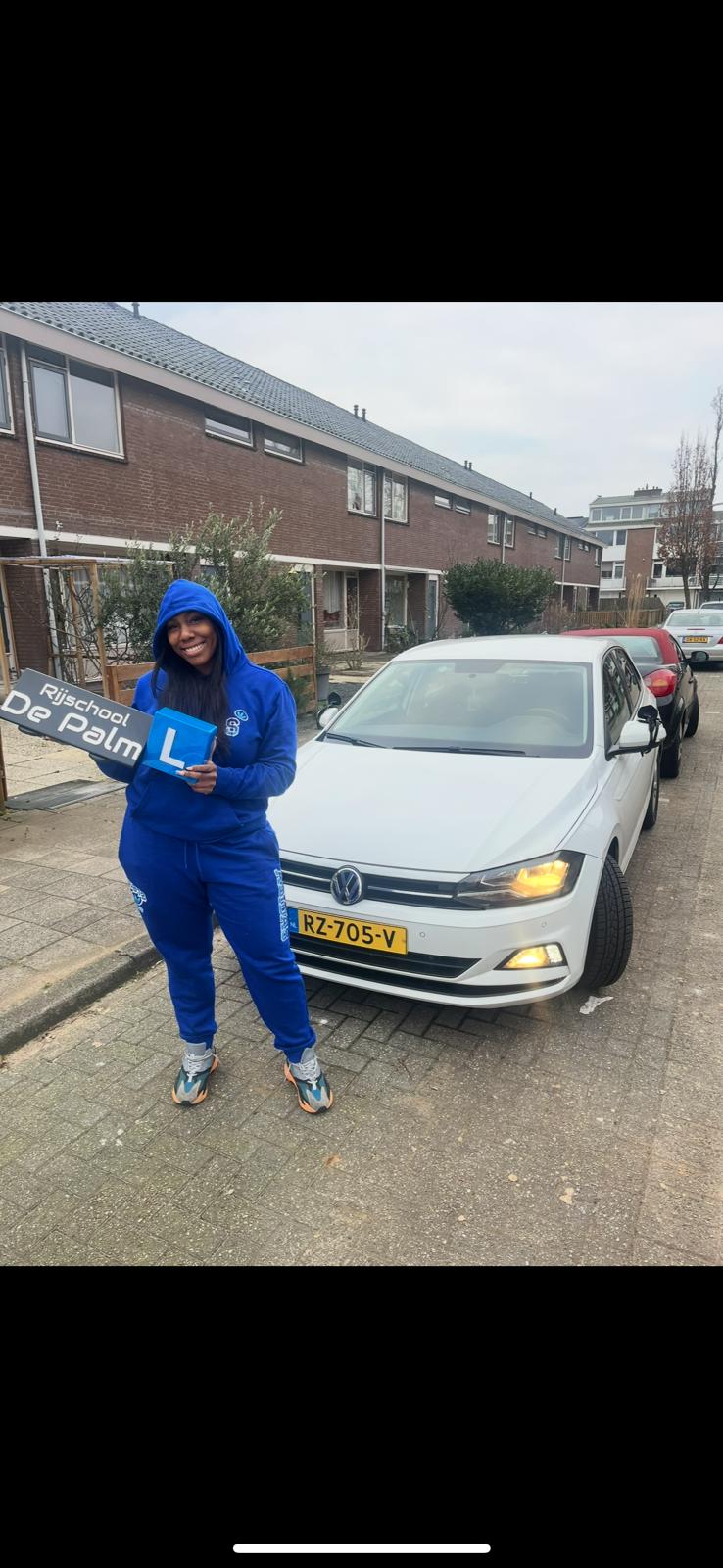 Rijschoolleerling bij de auto