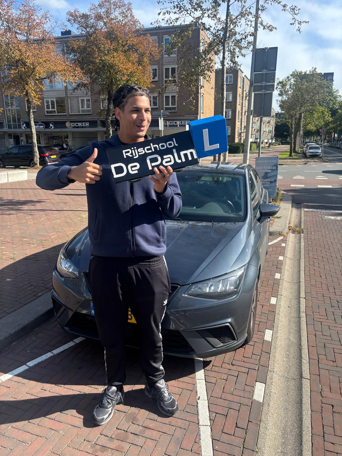 Geslaagde leerling met auto